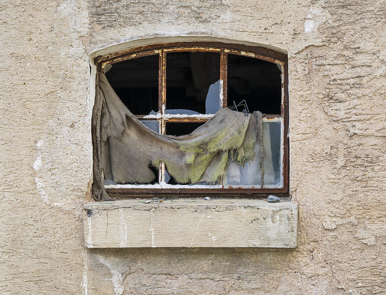 Draped window